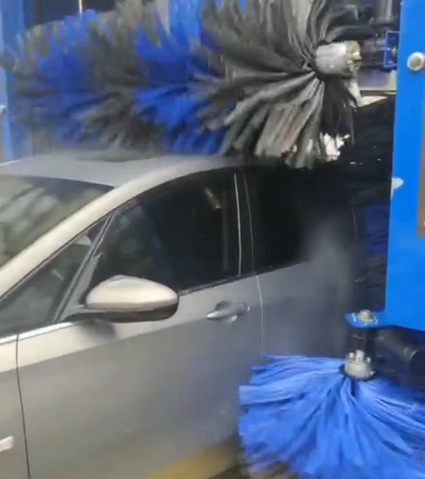 中國(guó)---四川省成都市溫江區(qū)春江東路6號(hào)(萬(wàn)春加油站)~~~前去體驗(yàn)免費(fèi)洗車(chē)